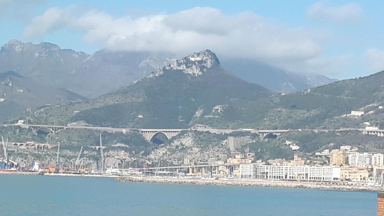 Salerno Centraal Esterno foto