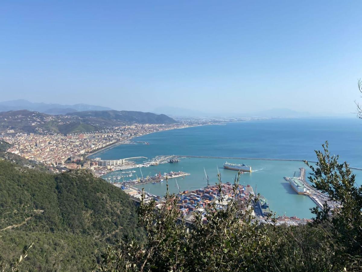 Salerno Centraal Esterno foto
