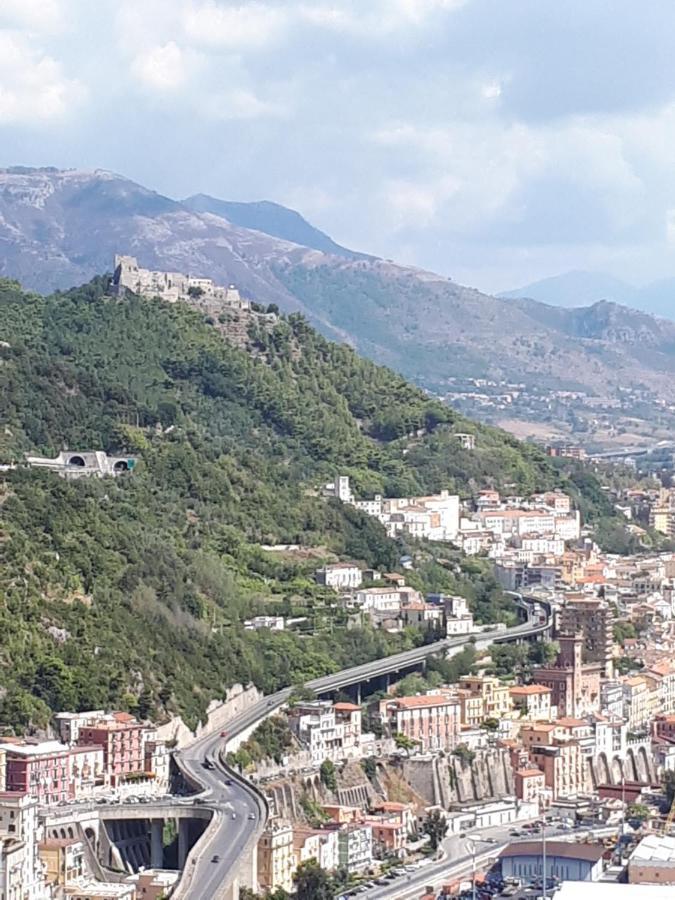 Salerno Centraal Esterno foto