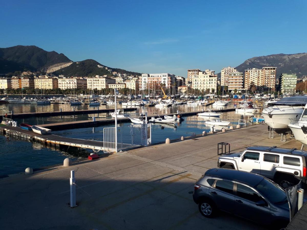 Salerno Centraal Esterno foto