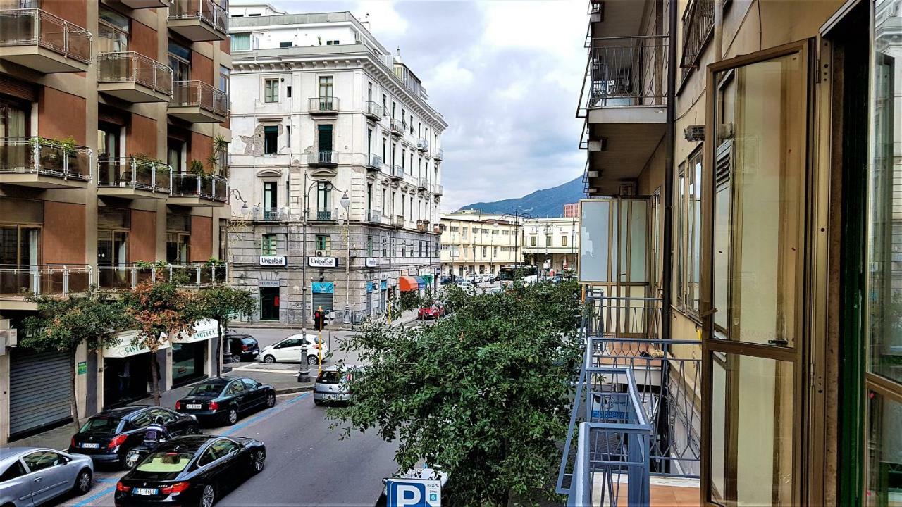 Salerno Centraal Esterno foto